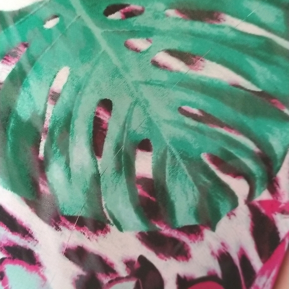 GUC Jennifer Lopez Size 1X Colourful Light Weight Fly Away Back Top - Picture 11 of 11